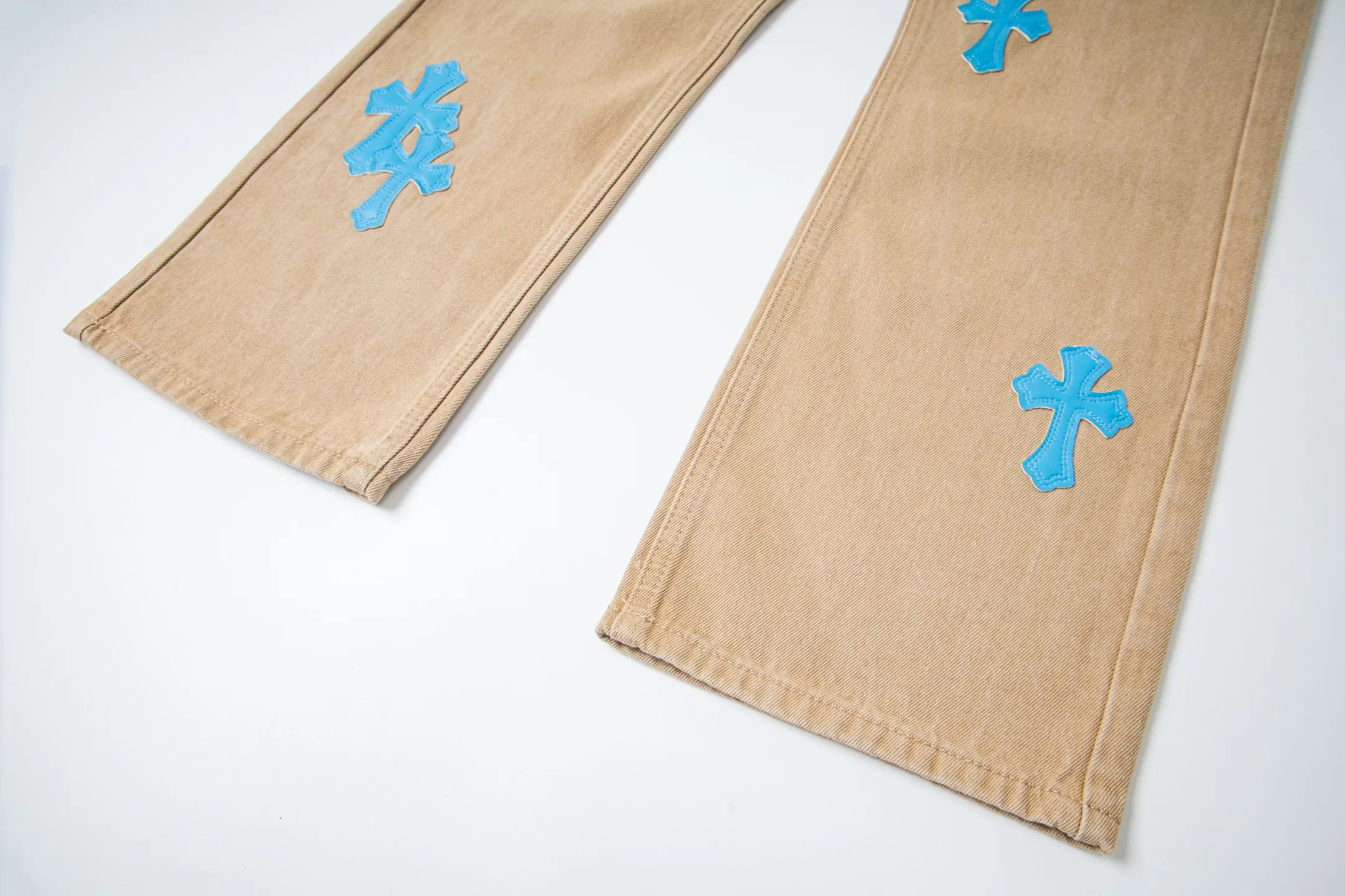 P240 Chrome Hearts 2025 New Light Blue Cross Leather Label Couple Washed Jeans This season’s hot item is sought after by countless celebrities and fashionistas. The neat details of the cutting process add color to the playful fashion! The neat and meticulous design, and the well-fitting structure is unique. The upper body not only has outstanding recognition, but also looks younger and younger. A style with the ultimate wearing meaning and performance, gorgeous color matching, and the craftsmanship of this style is also extremely extraordinary. After the finished product is washed, it is disassembled and hand-made with sheepskin cross leather and then spliced ​​together to complete. The whole piece has too many craftsmanship to describe. It is decorated with patchwork cross flowers and high-waisted washed jeans! ! Absolutely high-end luxury product, a god-level single product, a super popular product, made with top heavy industry, a magic weapon that cannot be missed. Style number: 1867# Size: 28 30 32 34 Color: khaki blue
